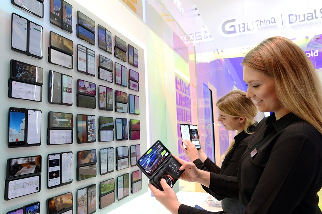 지난해 독일 베를린에서 열린 'IFA 2019'에서 한 관람객이 LG전자 전시장에 있는 'LG V50S 씽큐'를 살펴보고 있다.ⓒLG전자 