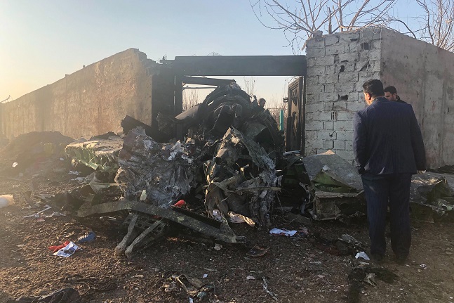 이란 테헤란 외곽의 농경지에서 8일 테헤란 공항 이륙 직후 추락한 우크라이나 여객기의 부서진 잔해가 보이고 있다. 약 180명의 탑승객은 전원이 사망했다.ⓒAP/뉴시스