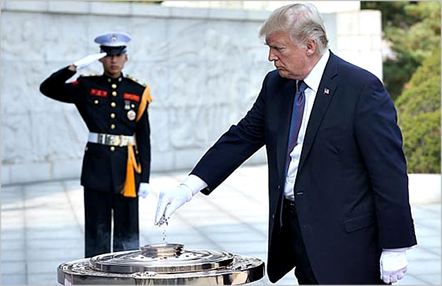 도널드 트럼프 미국 대통령이 2017년 방한해 서울 동작구 국립현충원을 방문해 참배하고 있다. ⓒ사진공동취재단