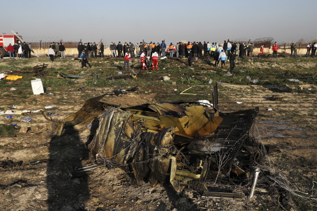 이란 테헤란 인근에 8일(현지시간) 우크라이나 여객기가 추락해 기체 일부가 불에 탄 채 땅바닥에 나뒹굴어 있다. 이번 사고로 탑승자 176명 전원이 사망했다.ⓒ뉴시스