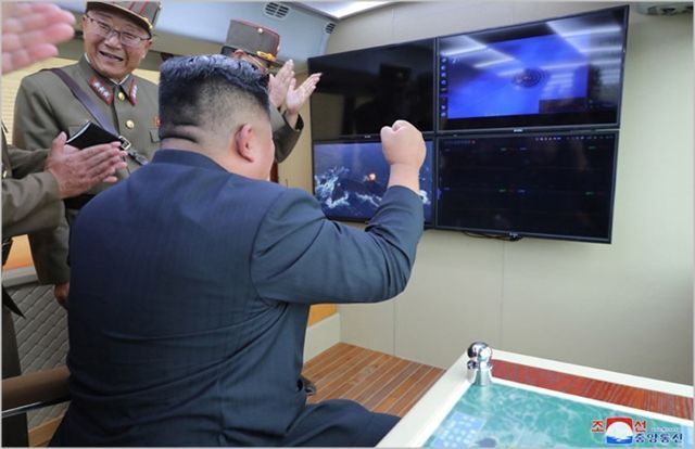 김정은 북한 국무위원장이 지난해 8월 신형 전술지대지미사일 시험발사를 참관하고 있다. ⓒ조선중앙통신