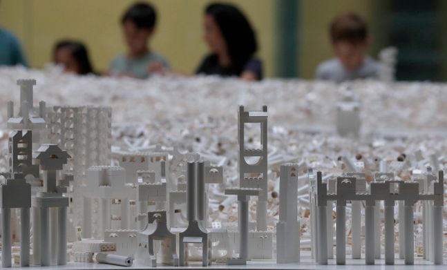 영국 런던의 테이트모던 박물관에 전시된 흰 레고 블럭으로 만든 빌딩 모형들.제공=AP/뉴시스