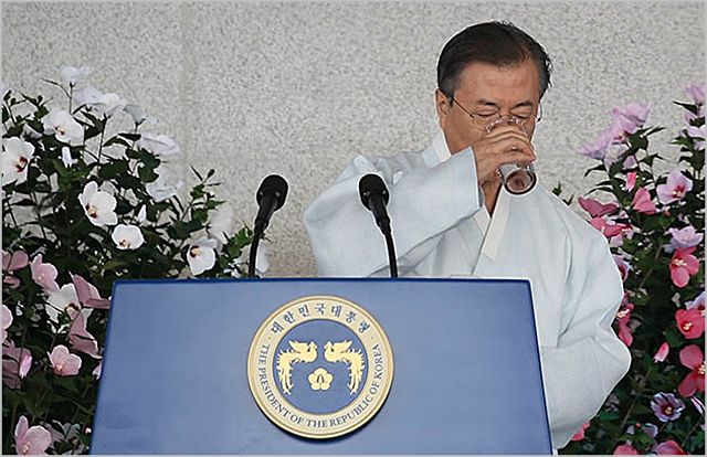 문재인 대통령이 지난해 8월'제74주년 광복절 정부 경축식'에 경축사를 하기 전 목을 축이고 있다. ⓒ사진공동취재단