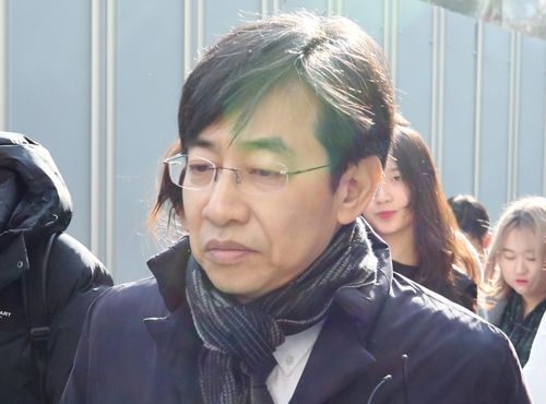 검찰이 몰카 혐의로 재판에 넘겨진 김성준 전 앵커에게 징역 6개월의 실형을 구형했다. ⓒ 연합뉴스