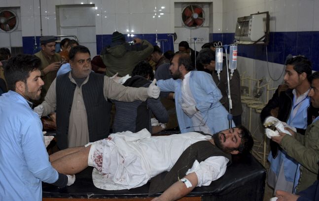 파키스탄 남서부에 있는 이슬람 사원 모스크에서 자살폭탄테러가 발생해 최소 15명이 숨졌다.