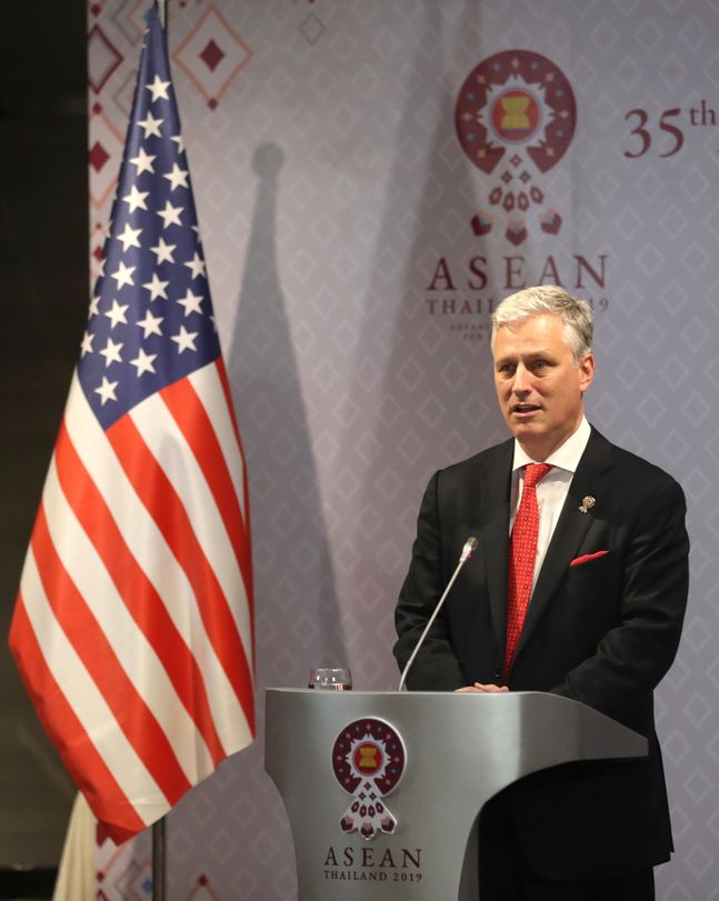 아세안 정상회의 관련 동아시아 정상회의에 미국 대표로 참석한 로버트 오브라이언 백악관 국가안보보좌관이 작년 11월 4일 기자회견을 하고 있다.제공=AP/뉴시스