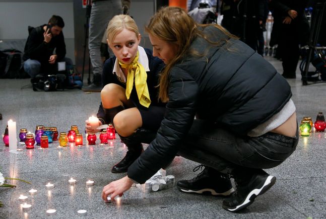 지난 8일(현지시간) 우크라이나 키예프 외곽 보리스필 국제공항에 이란에서 추락한 우크라이나 항공 소속 보잉 737-800 여객기에 탑승했던 승무원들의 추모소가 마련돼 동료들이 촛불을 밝히고 있다./AP/뉴시스