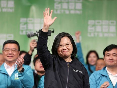 차이잉원 대만 총통이 11일(현지시간) 타이베이에서 지지자들과 함께 자신의 연임 성공을 자축하고 있다.ⓒ뉴시스