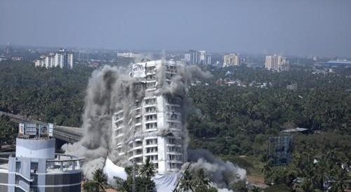 인도 남부에서 11일(현지시간) 환경 규정 위반으로 인해 폭파되고 있는 고급 고층아파트. ⓒ연합뉴스