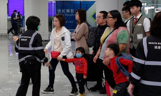 지난 4일 홍콩 공항에서 검역소 직원들이 입국 승객을 상대로 체온을 재고 있다.ⓒ뉴시스