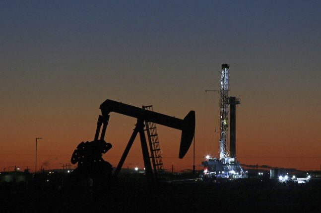 미국과 이란 간 긴장이 일촉즉발의 위기로 치달으면서 국제유가와 금값이 크게 출렁이고 있다. 사진은 지난해 10월 9일 미국 텍사스주 미들랜드의 석유 굴착기와 펌프 잭(pump jack)의 모습.ⓒ뉴시스