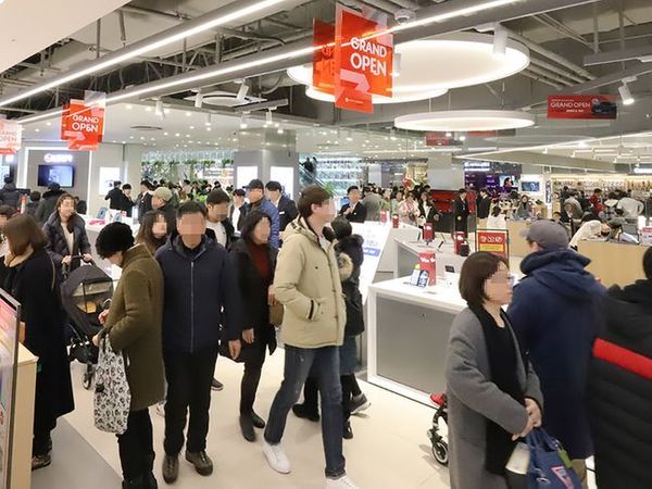 지난 12일 일요일 롯데하이마트 메가스토어 잠실점을 찾은 소비자들이 매장을 둘러보고 있다.