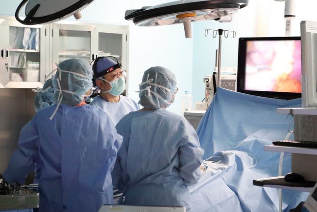 삼성서울병원 수술실에서 의료진이 5G 싱크캠을 장착하고 수술 교육을 진행하고 있다.ⓒKT