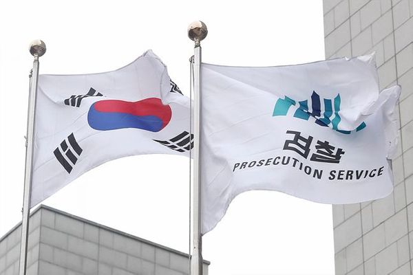 서울 서초구 대검찰청에서 태극기와 검찰 깃발이 바람에 휘날리고 있다. ⓒ데일리안 홍금표 기자