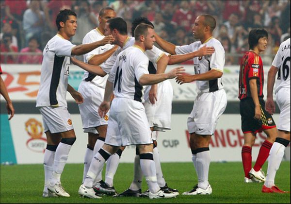 12년 전 FC서울과 친선경기를 펼친 맨유 선수들이 득점에 성공한 뒤 기쁨을 나누고 있다. ⓒ 연합뉴스