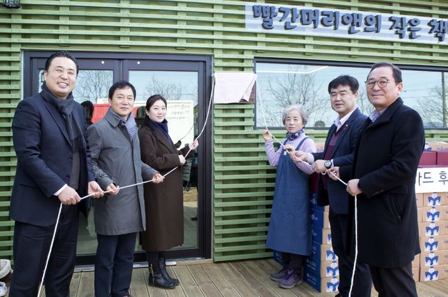 심영아KT&G사회공헌부장(왼쪽에서 세 번째)과 박영숙 도서관장(왼쪽에서 네 번째)이 관계자들과 함께 기념사진을 촬영하고 있다.ⓒKT&G