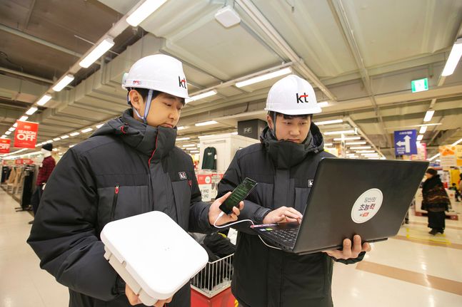 KT 네트워크부문 직원들이 경기도 안양시 홈플러스 매장 내에 고성능 광중계기를 설치하고 5G 서비스 품질을 확인하고 있다.ⓒKT