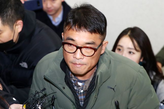 유흥업소 성폭행 혐의를 받는 가수 김건모가 15일 오전 서울 강남경찰서에 피고소인 조사를 받기 위해 출석하고 있다.