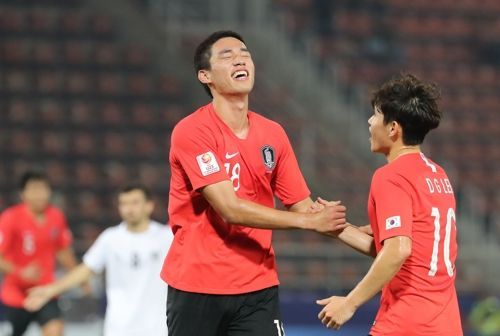 오세훈이 15일 오후(현지시각) 태국 랑싯 탐마삿 스타디움에서 열린 2020 아시아축구연맹(AFC) U-23 챔피언십 한국과 우즈베키스탄의 조별리그 최종전에서 결승골을 넣은 뒤 이동경의 축하를 받고 있다. ⓒ 연합뉴스