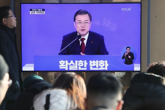 14일 오전 서울역 대합실에서 시민들이 문재인 대통령의 2020 신년 기자회견 중계방송을 보고 있다. ⓒ데일리안 홍금표 기자