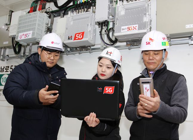 이동통신 3사 네트워크 담당자들이 광주광역시 금남로 5가역에서 5G 네트워크 품질을 점검하고 있다.ⓒ각사