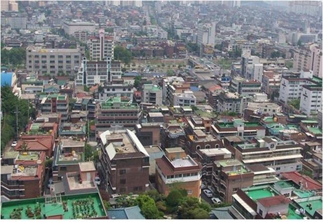 정부의 규제가 서울 아파트에 집중되자 단독·연립주택이 풍선효과를 누리고 있다. 사진은 서울의 한 재개발 구역 모습.(자료사진)ⓒ데일리안DB