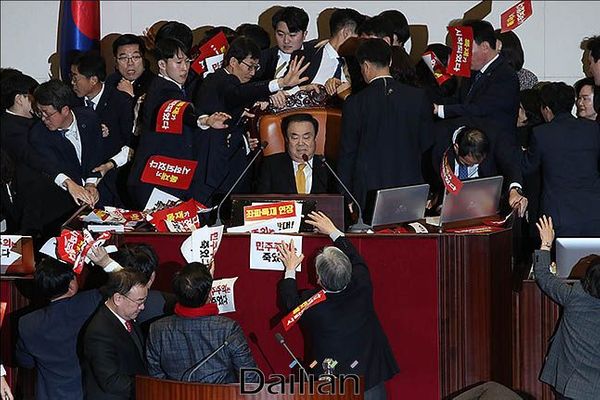 27일 오후 서울 여의도 국회 본회의장에서 문희상 국회의장이 자유한국당 의원들의 저지를 뚫고 의장석에 앉아 있다.(자료사진) ⓒ데일리안 류영주 기자