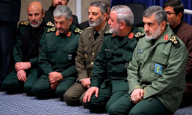 아미르 알리 하지자데 이란 혁명수비대(IRGC) 대공부대 사령관(오른쪽 끝)이 지난 9일 테헤란에서 열린 가셈 솔레이마니 쿠드스 군 사령관 추모식에 참석하고 있다.ⓒ뉴시스