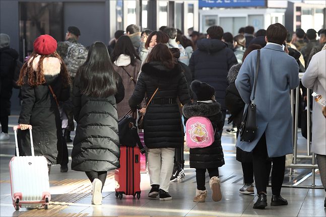 설 명절 연휴를 하루 앞두고 서울역에서 귀성객들이 열차에 탑승하기 위해 이동하고 있다. ⓒ데일리안 홍금표 기자