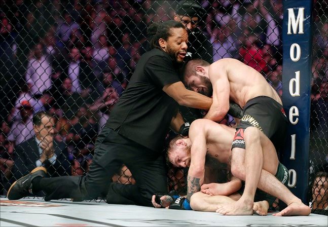 맥그리거는 2018년 10월 ‘UFC 229’ 라이트급 타이틀 매치에서 누르마고메도프에 4라운드 서브미션 패배를 당했다.ⓒ 뉴시스