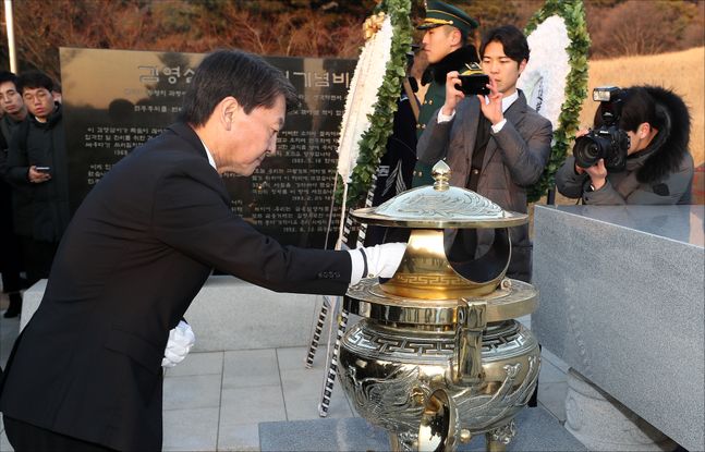 안철수 바른미래당 전 의원이 20일 오전 서울 동작구 국립현충원 김영삼 전 대통령 묘소를 참배하고 있다.ⓒ데일리안 박항구 기자
