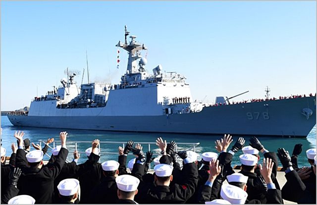 청해부대 31진 '왕건함'이 지난달 해군작전사령부 부산작전기지 부두에서 장병들의 환송을 받으며 출항하고 있다 ⓒ뉴시스ⓒ