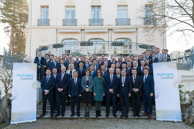 채희봉 한국가스공사 사장(앞줄 왼쪽에서 세 번째)이 20일 프랑스 파리에서 열린 제3차 수소위원회 CEO 정기총회에 참가한 CEO들과 기념촬영을 하고 있다.ⓒ한국가스공ㅅ