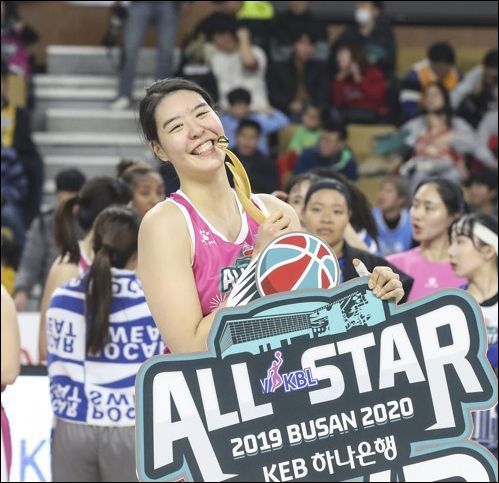 여자농구 국가대표 박지수(청주 KB)가 개인 SNS를 통해 농구를 포기하고 싶다고 토로했다. ⓒ 연합뉴스
