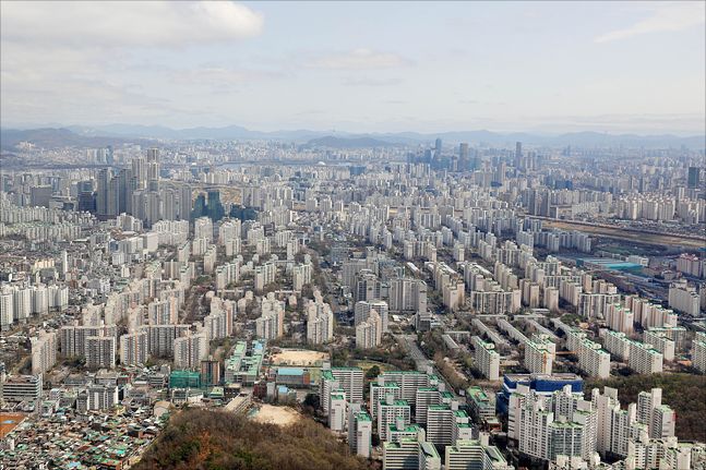 서울 아파트 전세거래량은 예년에 비해 턱없이 줄어든 상황이다. 사진은 서울 전경(자료사진) ⓒ데일리안 홍금표 기자