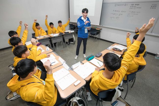 지난 11일 경기도 용인시 한국외국어대학교 글로벌캠퍼스에서 '2020 삼성 드림클래스 겨울캠프'에 참가한 중학생들이 대학생 멘토로부터 수업을 듣고있다.ⓒ삼성전자