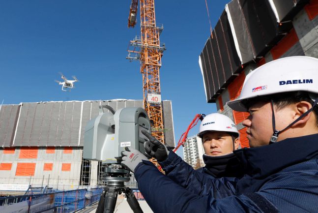 김포에서 건설중인 e편한세상 김포 로얄하임 현장에서 대림산업 직원들이 3D 스캐너와 드론을 활용하여 BIM 설계에 필요한 측량자료를 촬영하고 있다. ⓒ대림산업