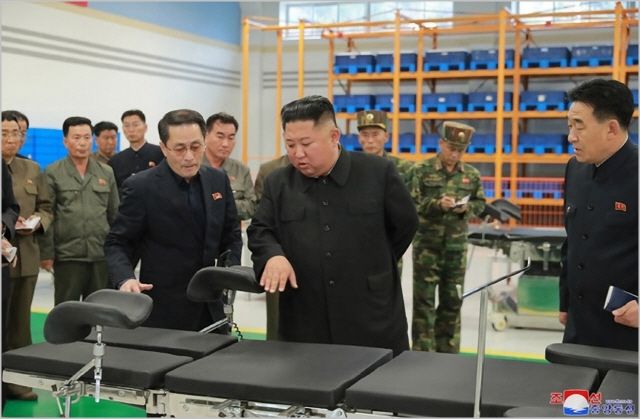 김정은 북한 국무위원장이 지난해 10월 묘향산 의료기구 공장을 시찰하고 있다. ⓒ조선중앙통신