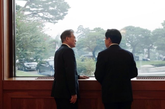 문재인 대통령과 황교안 자유한국당 대표가 2019년 7월 18일 청와대 인왕실 앞 창가에서 대화를 나누고 있다.ⓒ청와대