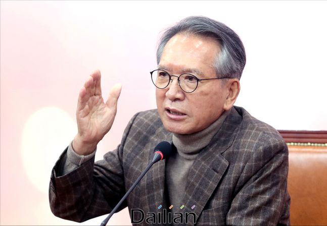 김형오 자유한국당 공천관리위원장이 22일 오후 국회에서 공천관리위원 명단을 발표하고 있다. ⓒ데일리안 박항구 기자