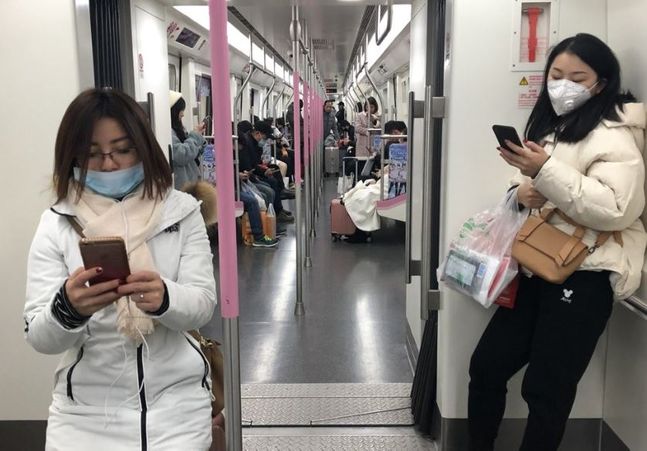 지난 21일 중국 후베이성 우한(武漢)시의 지하철에서 대부분 시민들이 마스크를 쓰고 있다.ⓒ연합뉴스