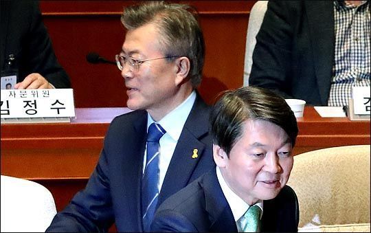 문재인 대통령(왼쪽)과 안철수 전 국민의당 대표가 엇갈려 지나치고 있다.(자료사진)ⓒ데일리안 박항구 기자