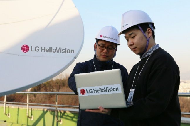 LG헬로비전 직원들이 서울 양천구 신정동 디지털미디어센터(DMC)에서 해외 방송 신호 수신장비를 점검하고 있다.ⓒLG헬로비전