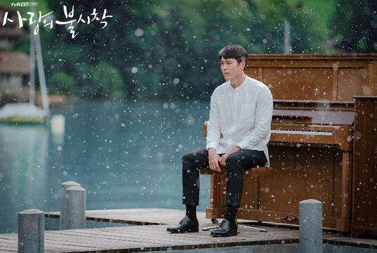 북한 장교 리정혁(현빈)과 한국 재벌 상속녀 윤세리(손예진)의 로맨스를 그린 tvN '사랑의 불시착'이 인기다.ⓒtvN