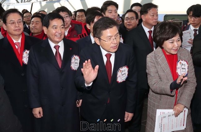 황교안 자유한국당 대표와 심재철 원내대표를 비롯한 의원들이 설연휴를 하루 앞둔 23일 오전 서울역에서 귀성객에게 인사를 하고 있다. ⓒ데일리안 류영주 기자