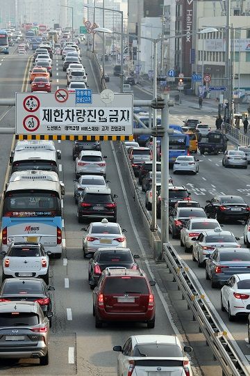 설 연휴를 하루 앞둔 23일 오전 서울 용산구 한남2고가 인근 도로가 정체현상을 빚고 있다.ⓒ뉴시스