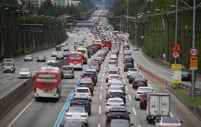 설 연휴 첫날이자 토요일인 24일은 귀성인파가 몰리면서 전국 고속도로가 매우 혼잡할 것으로 예상된다.(자료 사진)ⓒ뉴시스