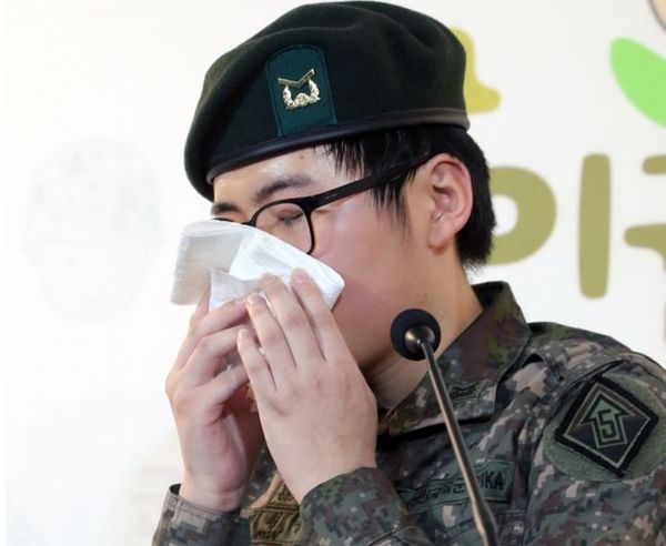휴가 중 해외에서 성전환 수술을 받고 돌아온 부사관 변희수 하사가 지난 22일 오후 서울 마포구 군인권센터에서 육군의 전역 결정에 대한 긴급 기자회견을 하고 있다.ⓒ뉴시스