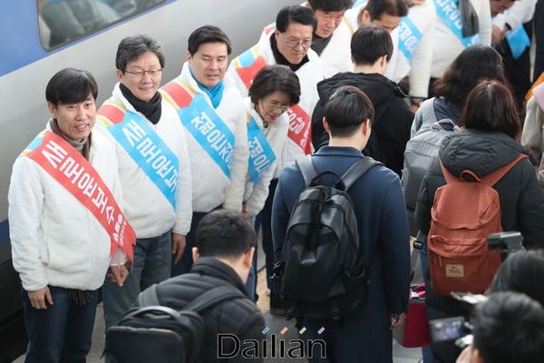 설 연휴를 하루 앞둔 23일 오전 서울역에서 하태경 새로운보수당 책임대표와 유승민 의원 등이 귀성객들에게 인사를 하고 있다. ⓒ데일리안 류영주 기자