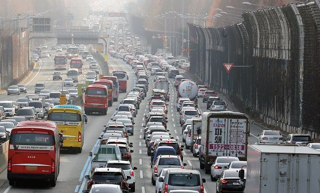 설 연휴 첫날이자 토요일인 24일 낮에 귀성객이 몰리면서 전국 고속도로 곳곳에서 차들이 정체되고 있다.(자료 사진)ⓒ뉴시스